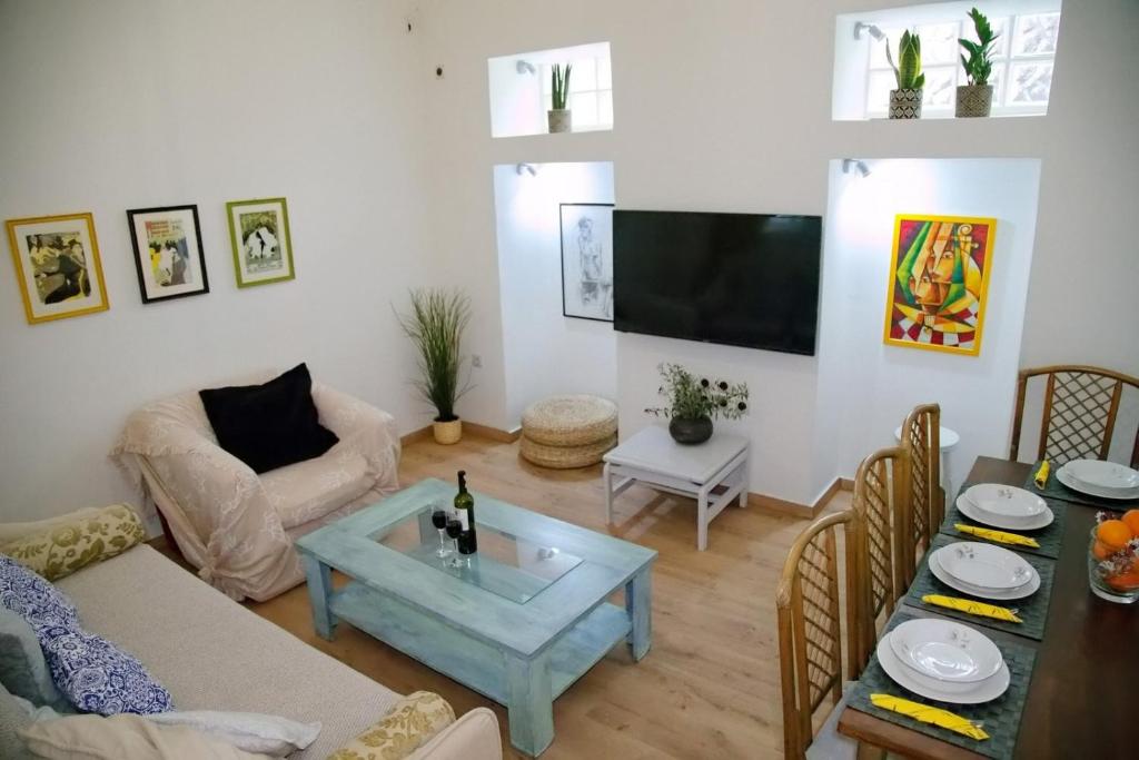 Aroura Homes Garden House 2BR 2BA Free Parking 2