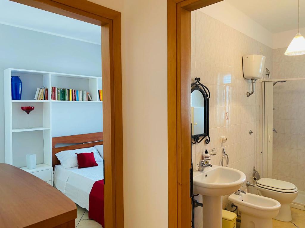une salle de bain avec un lit, des toilettes et un lavabo dans l'établissement Residenza Arene, à Gallipoli