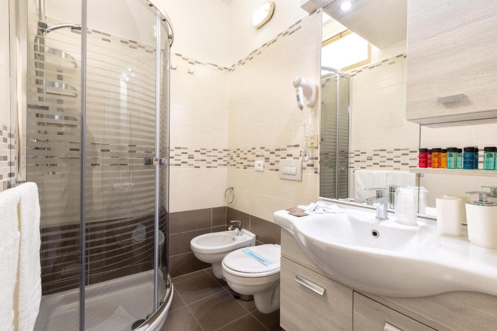 une salle de bain avec toilettes, lavabo et douche dans l'établissement Hotel Edelweiss Riccione, à Riccione 102 autres photos
