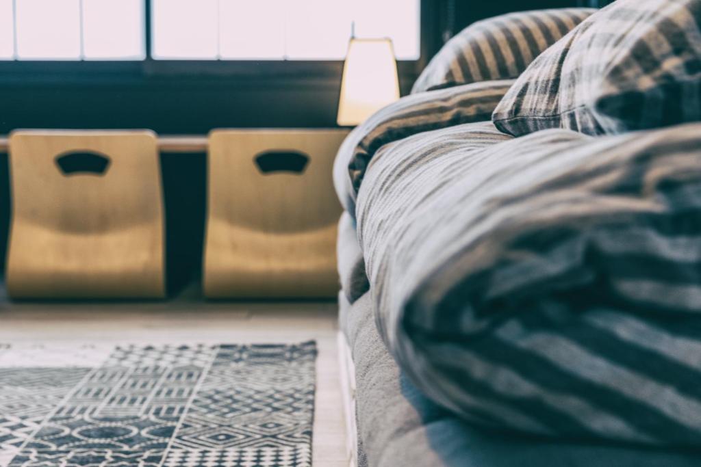- un lit fermé avec un oreiller et une lampe dans l'établissement Ogawa Ryokan, à Shimoda 76 autres photos