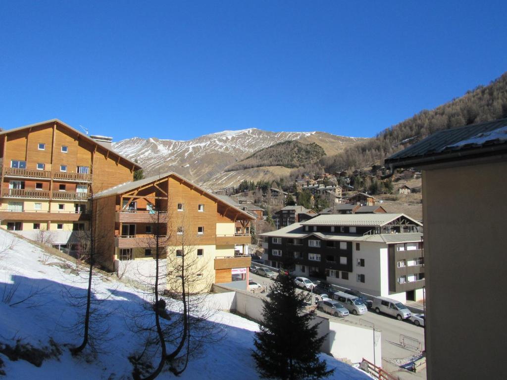 une vue sur une ville dans la neige avec des bâtiments dans l'établissement studio moderne avec coin montagne la vallée blanche 2 La Foux d Allos, à La Foux