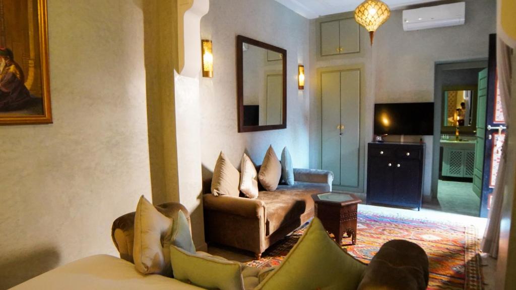 un salon avec un canapé et une télévision dans l'établissement Riad Sultan Suleiman, à Marrakech