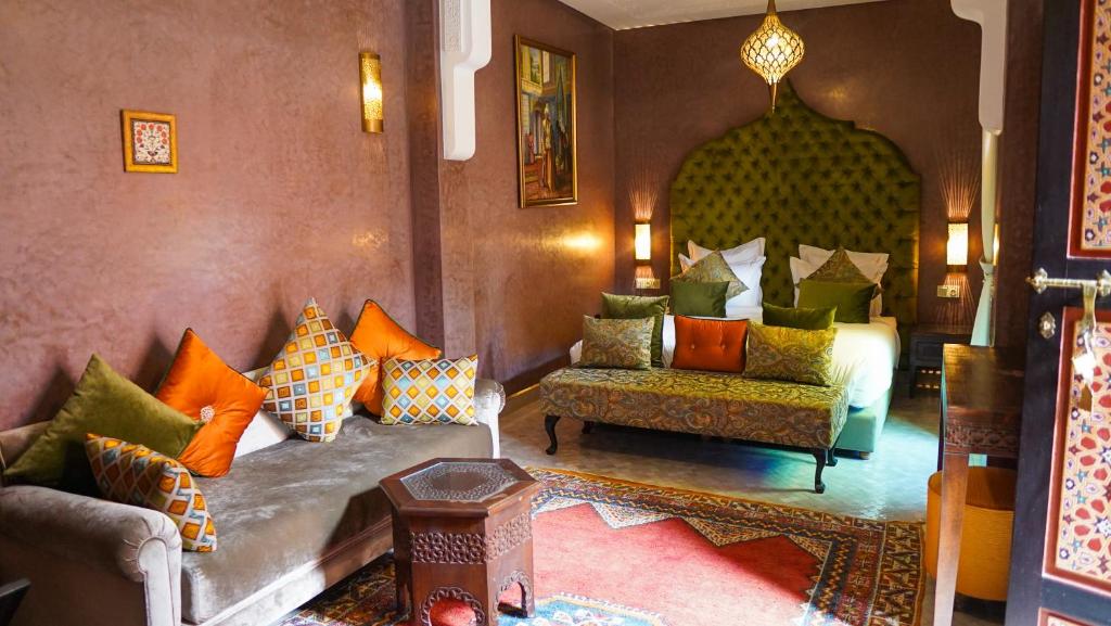 - un salon avec un canapé et des oreillers dans l'établissement Riad Sultan Suleiman, à Marrakech