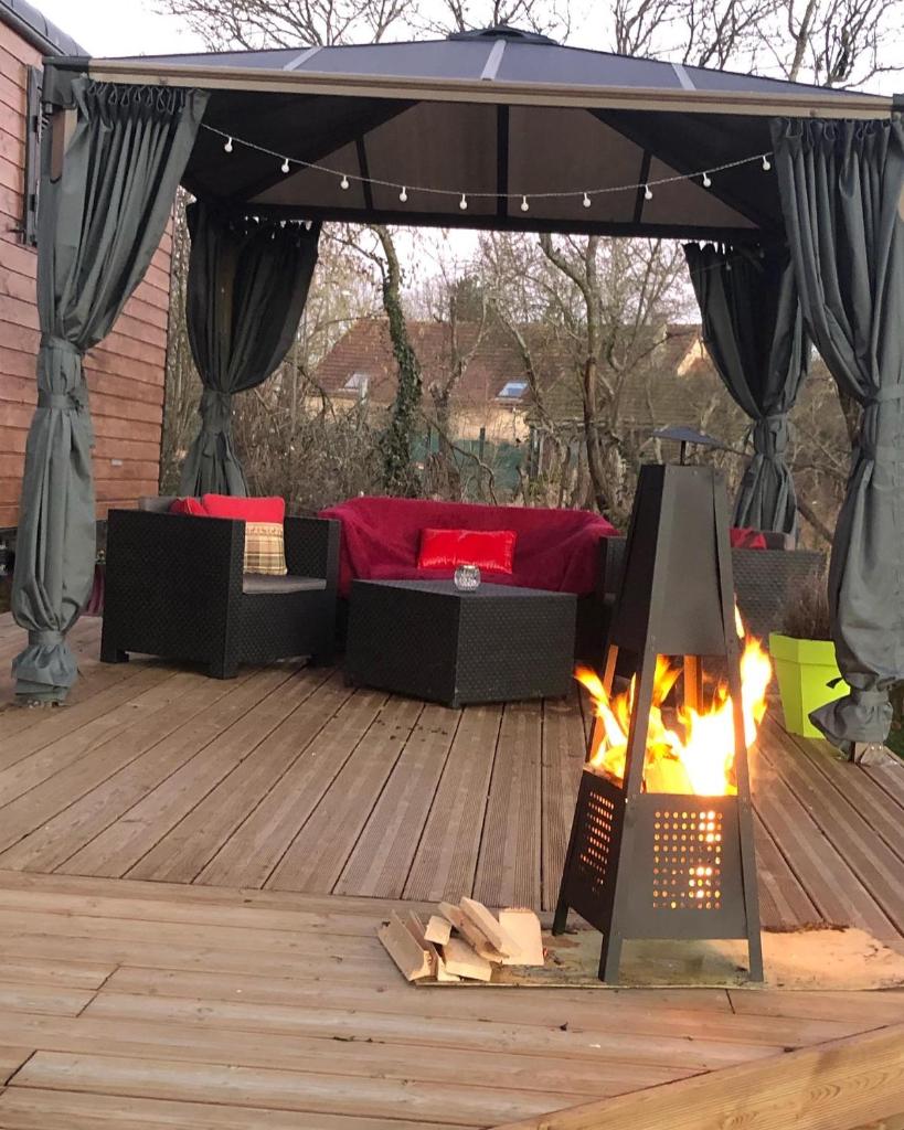 - un foyer extérieur sur une terrasse avec un kiosque dans l'établissement Roul'hôtes évasion, à Clamerey