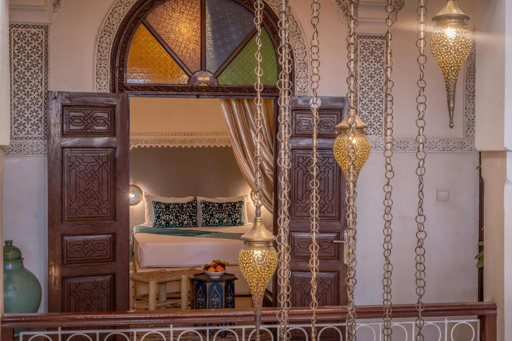 une chambre avec un lit et un grand miroir dans l'établissement Riad Kech Soul Boutique & Spa, à Marrakech