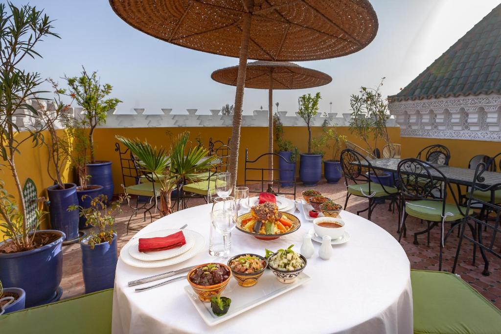 - une table blanche avec des plats dans l'établissement Riad Kech Soul Boutique & Spa, à Marrakech