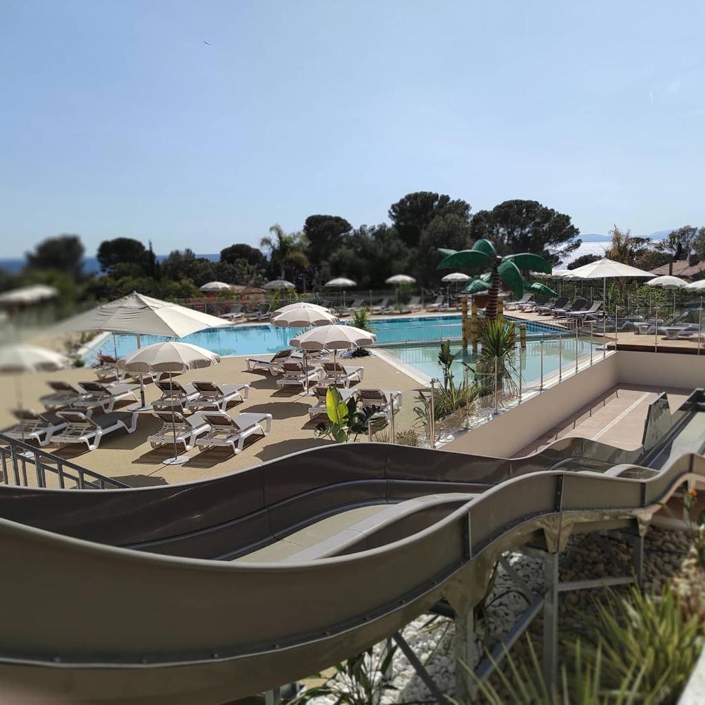 - un groupe de chaises longues et de parasols dans un complexe dans l'établissement Baia 1, à Drammont