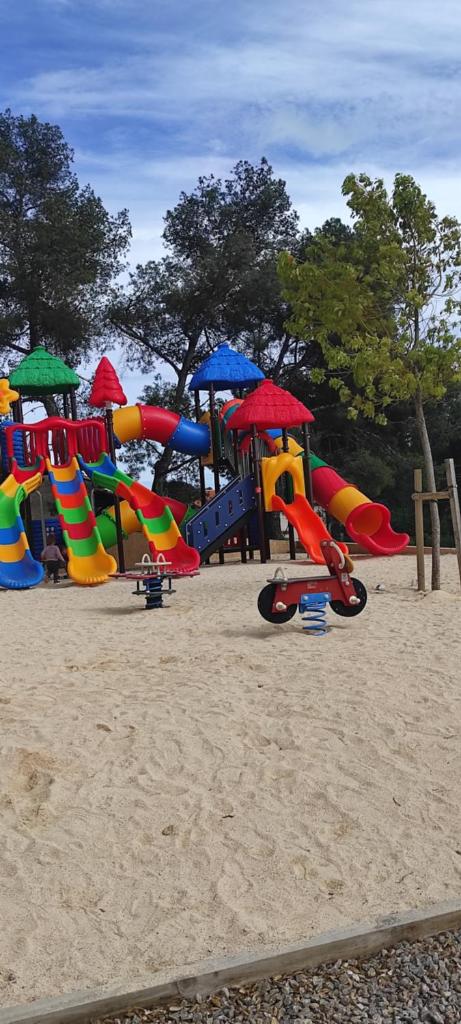 - une aire de jeux de sable colorée dans l'établissement Baia 1, à Drammont