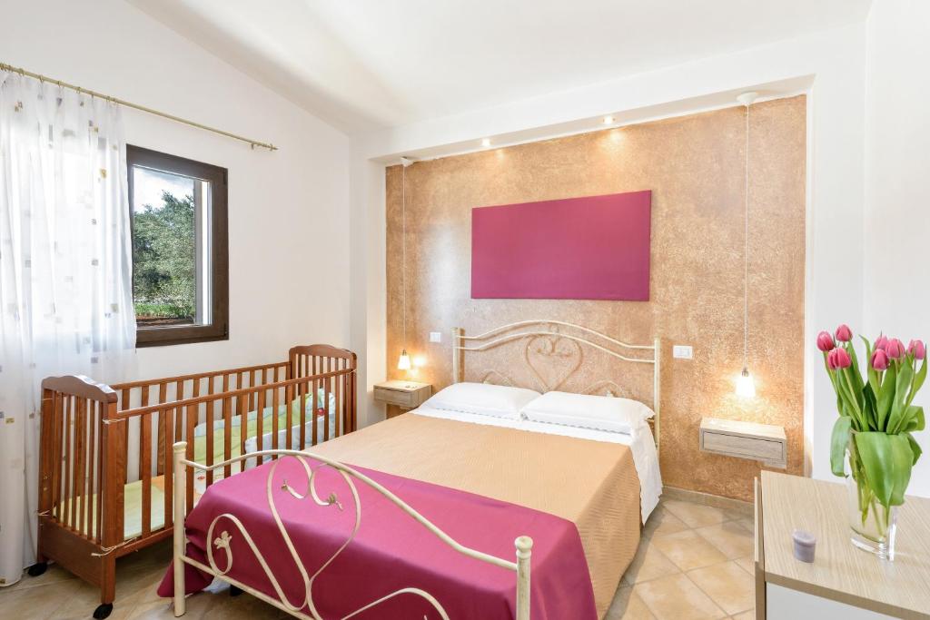 - une chambre avec un lit et un vase de fleurs dans l'établissement Villa Käthe con Piscina Privata, à San Vito dei Normanni