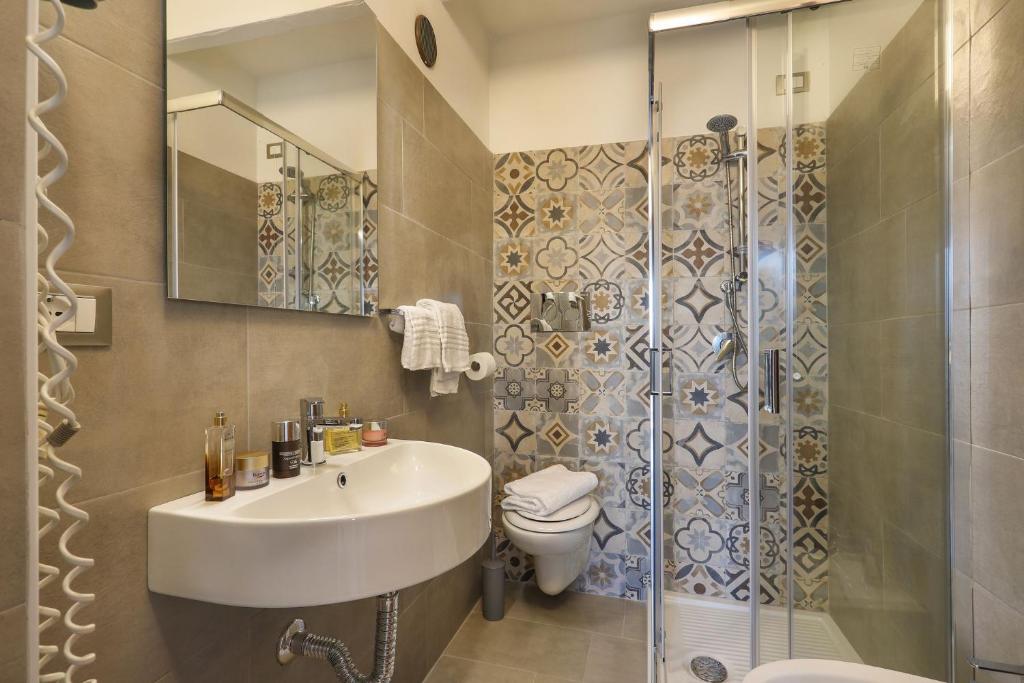 une salle de bain avec un lavabo, des toilettes et une douche dans l'établissement Hotel Nuovo Tirreno, à Lido di Camaiore 35 autres photos