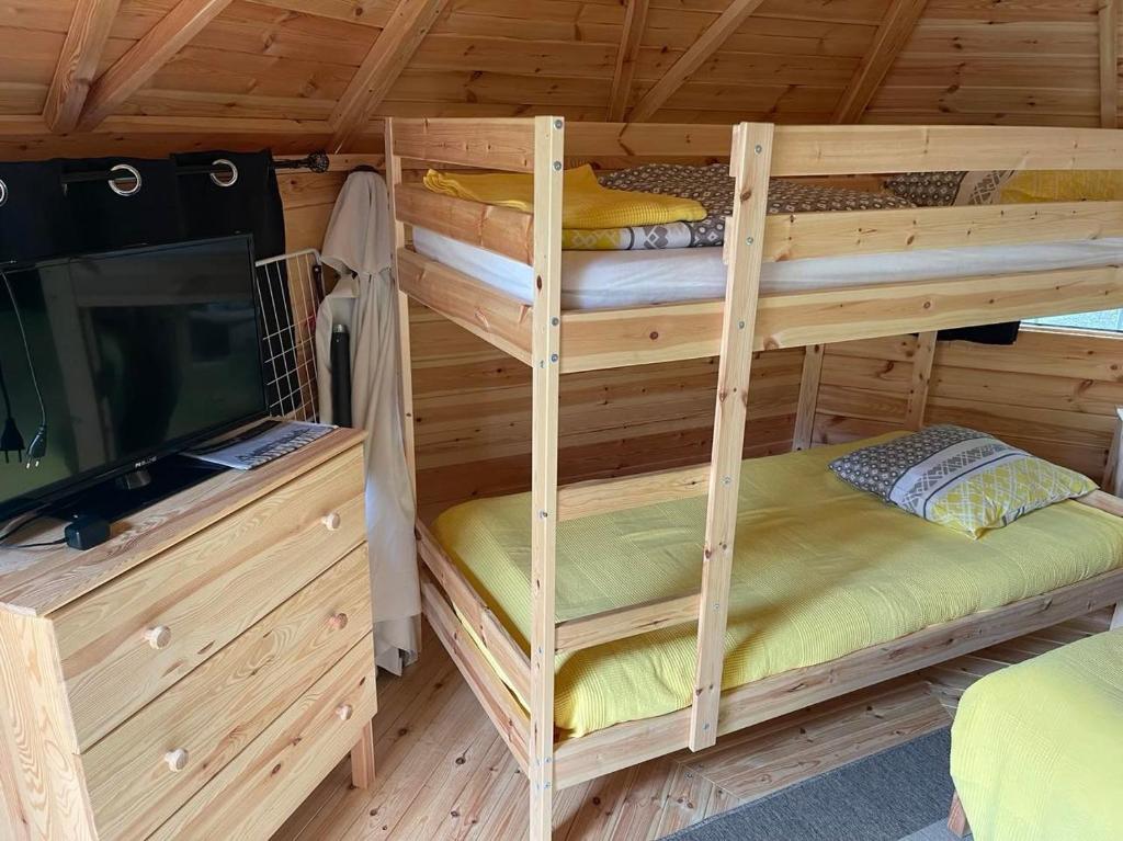 - une chambre avec 2 lits superposés et une télévision dans l'établissement Kota à la ferme, à Beaumont-en-Argonne