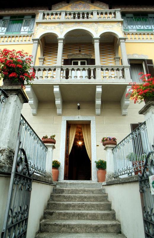 un escalier menant à un immeuble avec un balcon dans l'établissement Hotel La Rondinella, à Cannero Riviera
