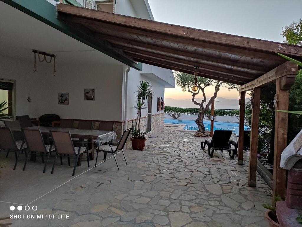 un patio avec une table et des chaises et une piscine dans l'établissement Villa Max, à San Nicola Arcella 34 autres photos