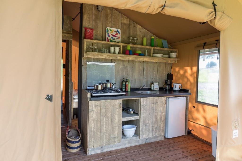 - une cuisine dans un salon avec un comptoir dans l'établissement Safaritent Glamping L'Ardechois, à Gluiras 20 autres photos