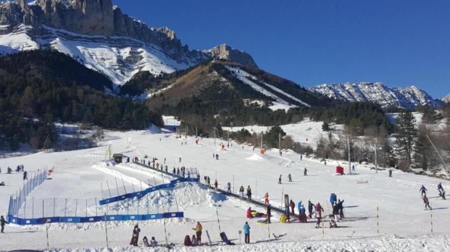 un groupe de personnes sur une piste de ski enneigée dans l'établissement Appartement Duplex 4 pers à Gresse-en-Vercors, à Gresse-en-Vercors