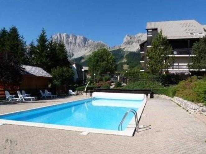 une piscine devant une maison dans l'établissement Appartement Duplex 4 pers à Gresse-en-Vercors, à Gresse-en-Vercors