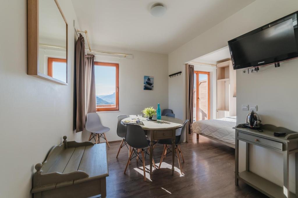 une chambre avec un lit, une table et un bureau dans l'établissement Résidence Sunêlia Les Logis d'Orres, aux Orres