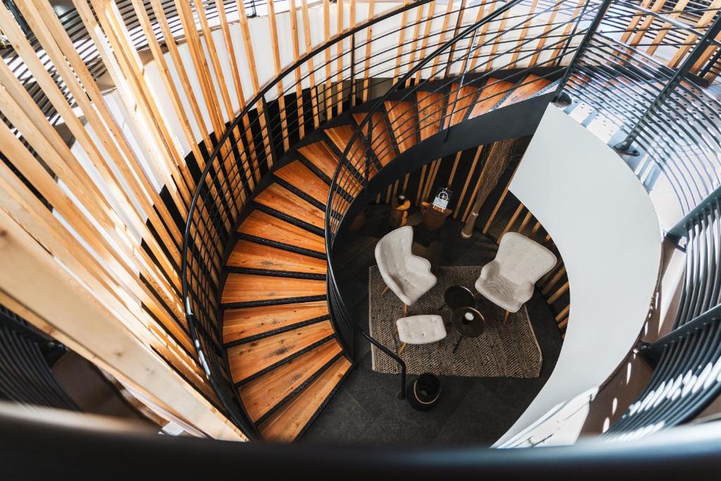 - une vue sur un escalier en colimaçon avec des chaises dans l'établissement Grand Hôtel & Spa NUXE Serre Chevalier, à Saint-Chaffrey 37 autres photos