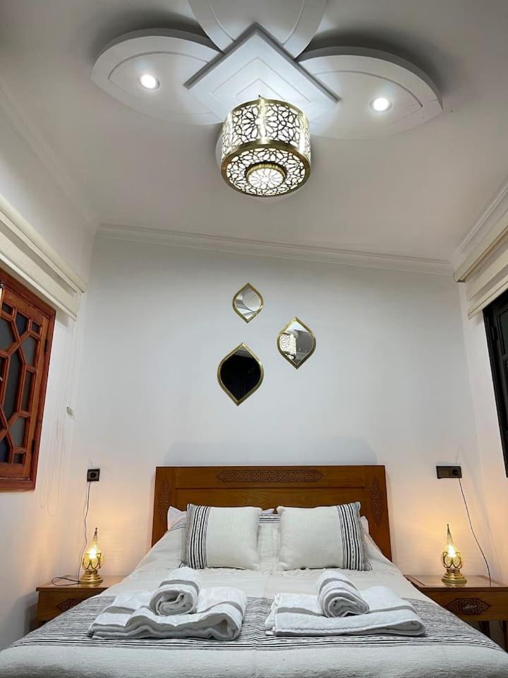 une chambre avec un lit avec des serviettes dessus dans l'établissement Riads Dar ZAO - logements entiers, à Marrakech