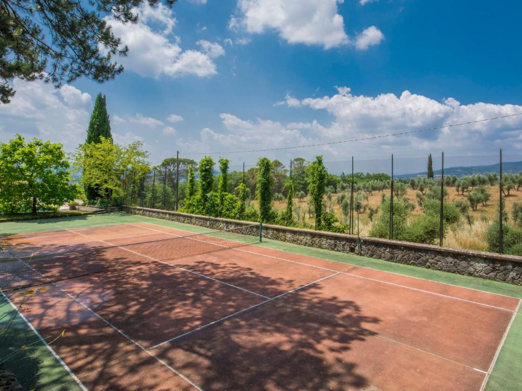 une image d'un court de tennis dans l'établissement Villa Poggio Patrignone-1 by Interhome, à Campoluci