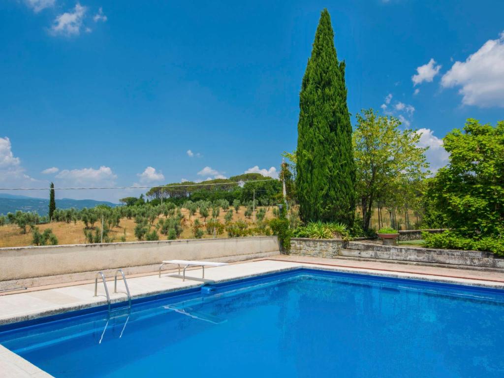 une piscine avec un arbre en arrière-plan dans l'établissement Villa Poggio Patrignone-1 by Interhome, à Campoluci