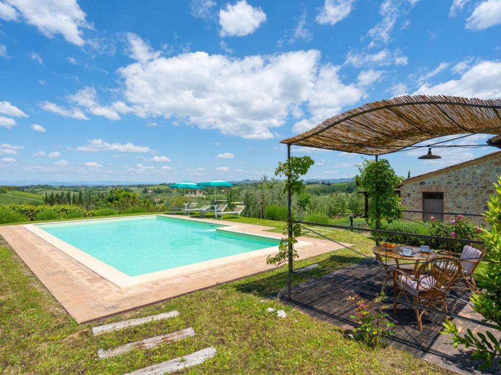 - une piscine extérieure avec une table et un parasol dans l'établissement Villa Villa Alba by Interhome, à Mattone