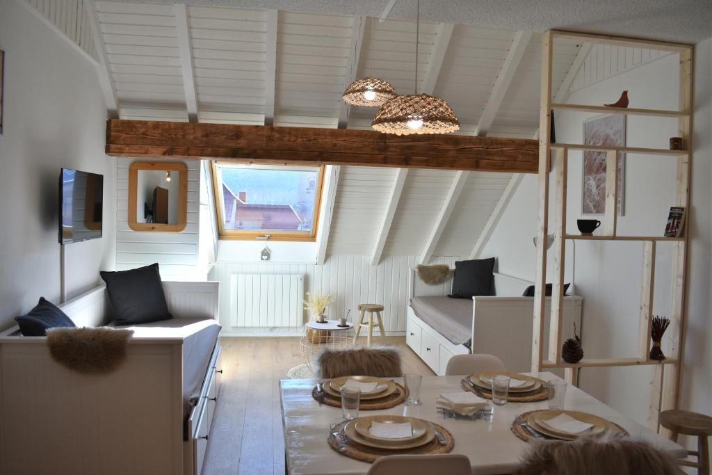 un salon avec un canapé et une table dans l'établissement bel appartement dans la montagne, L'orée du Bois, à Mouthe