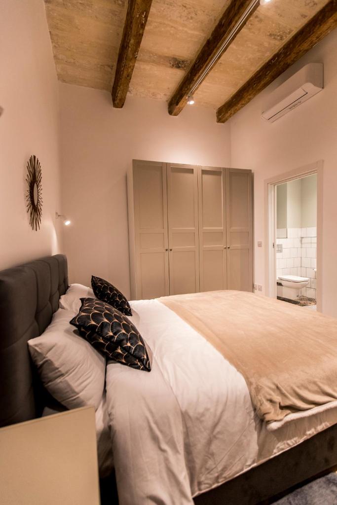 Valletta Collection - 101 Republic 7