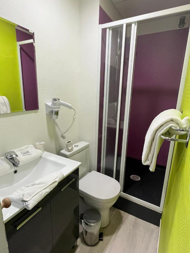 une salle de bain avec toilettes, lavabo et douche dans l'établissement Le Rocher Du Cerf, à Le Lioran