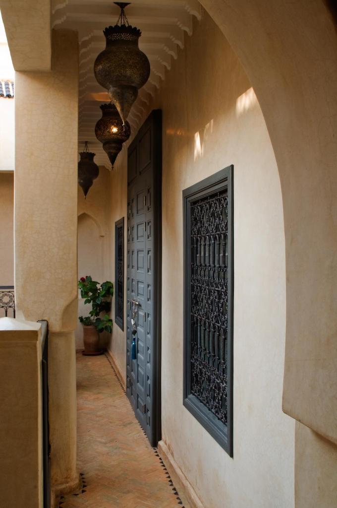Une allée avec une porte dans un bâtiment dans l'établissement Riad Papillon by Marrakech Riad, à Marrakech