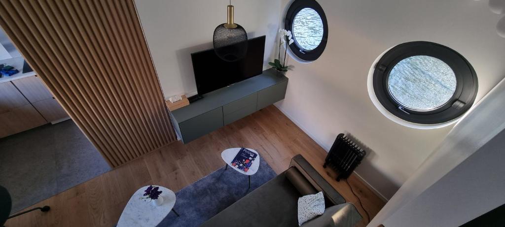 - un salon avec une télévision dans l'établissement Studio très cosy - indépendant dans une péniche - Paris 16, à Puteaux 6 autres photos