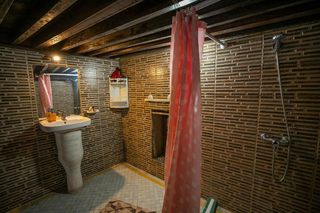 une salle de bain avec un lavabo et une douche dans l'établissement Dar El Yasmine, à Fès
