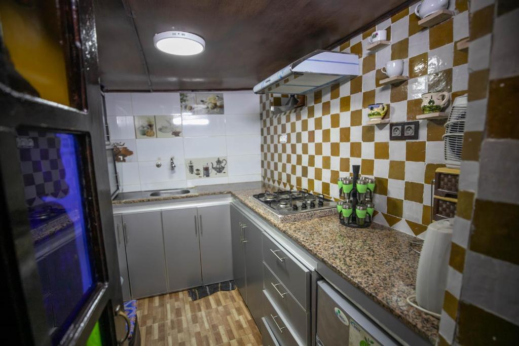une cuisine avec un évier et un plan de travail dans l'établissement Dar El Yasmine, à Fès 37 autres photos
