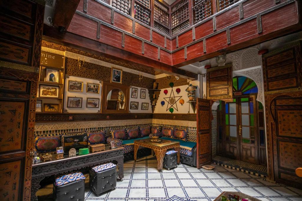 une pièce avec une table et des chaises dans une pièce dans l'établissement Dar El Yasmine, à Fès