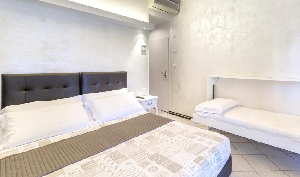 une chambre avec deux lits dans une pièce dans l'établissement Hotel La Nidiola, à Riccione