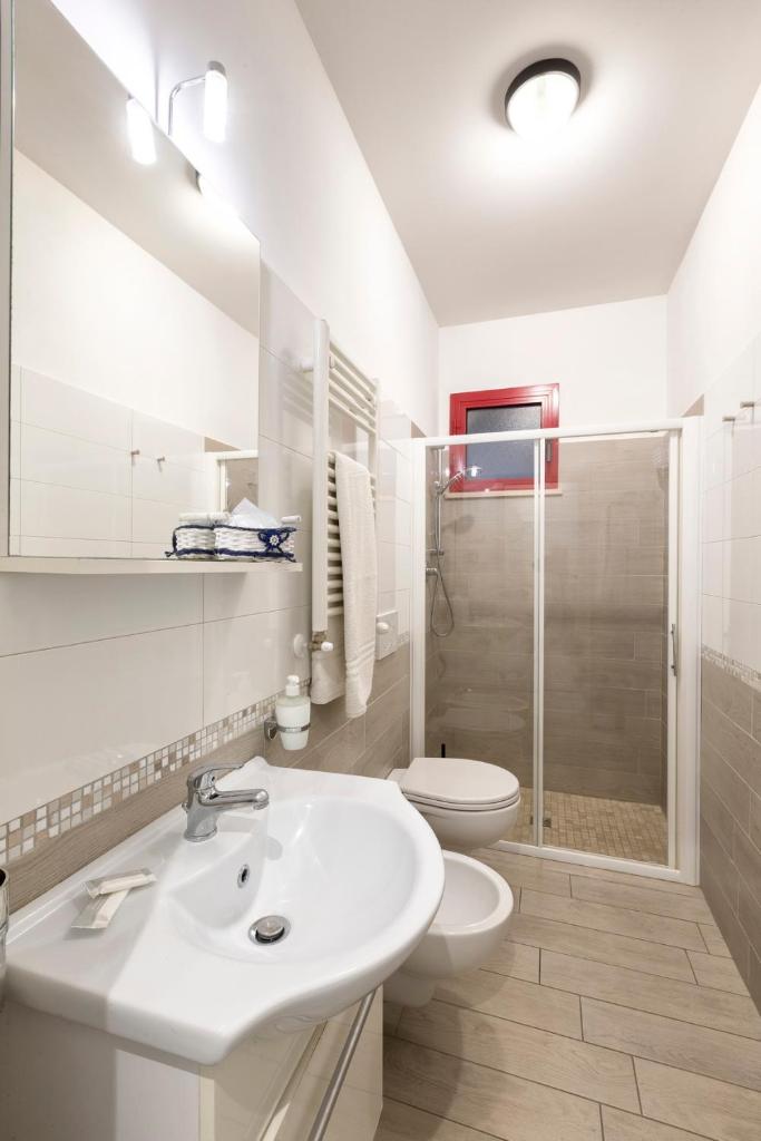 une salle de bain blanche avec un lavabo et des toilettes dans l'établissement Hotel La Nidiola, à Riccione