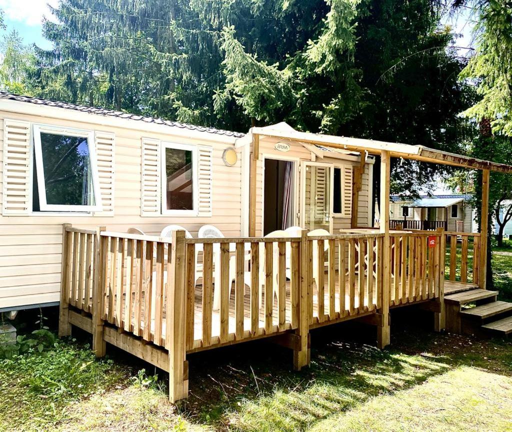 une petite maison avec une terrasse couverte en bois et une terrasse dans l'établissement Visitez l'Alsace, Europa Parc et Rulantica E62, à Boofzheim