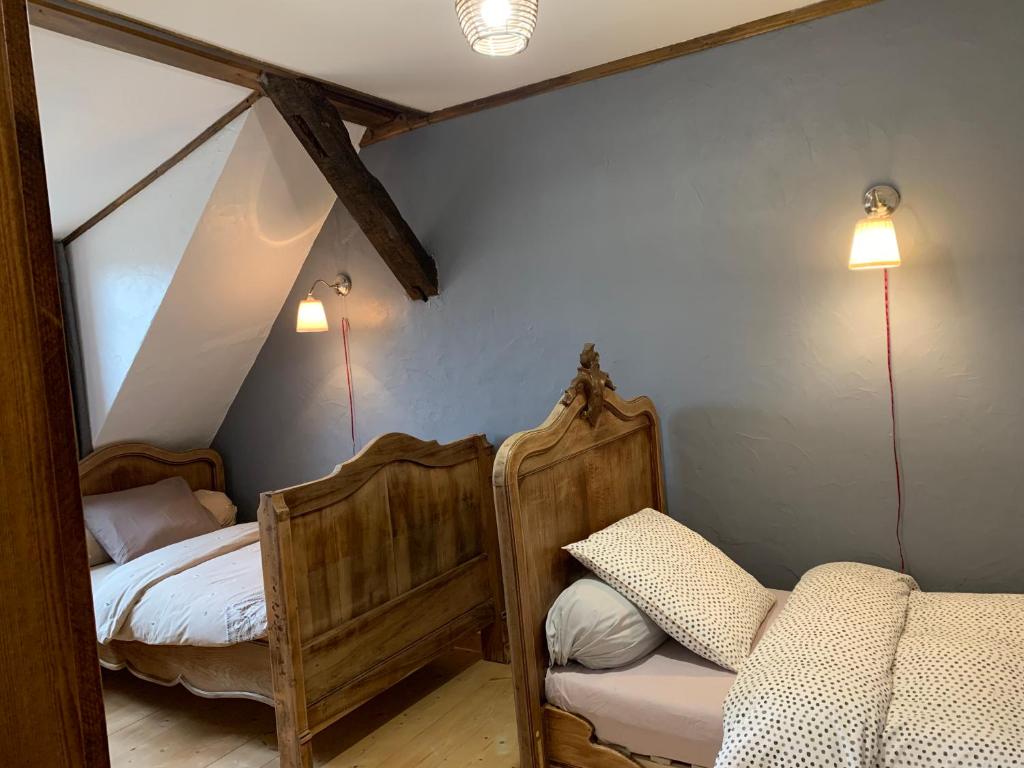 - une chambre avec deux lits et deux lumières sur le mur dans l'établissement Gîte de Juliana 6 personnes, à Sundhouse