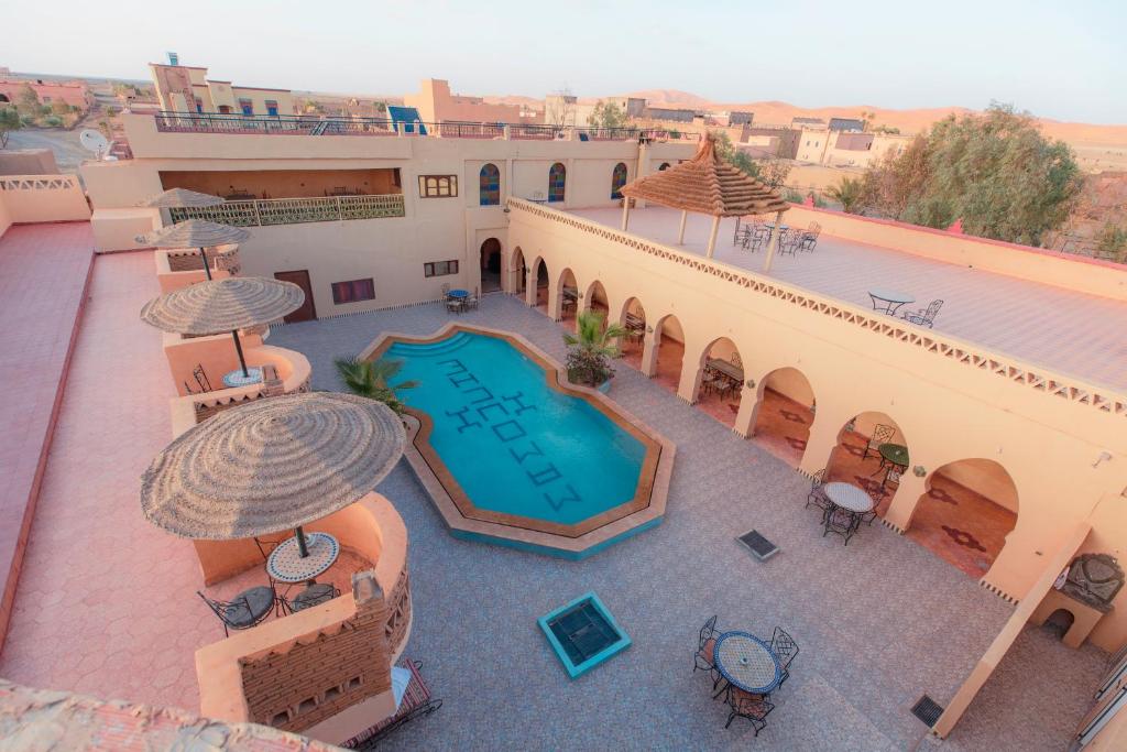 une vue aérienne d'un bâtiment avec une piscine dans l'établissement Riad Mamouche, à Merzouga