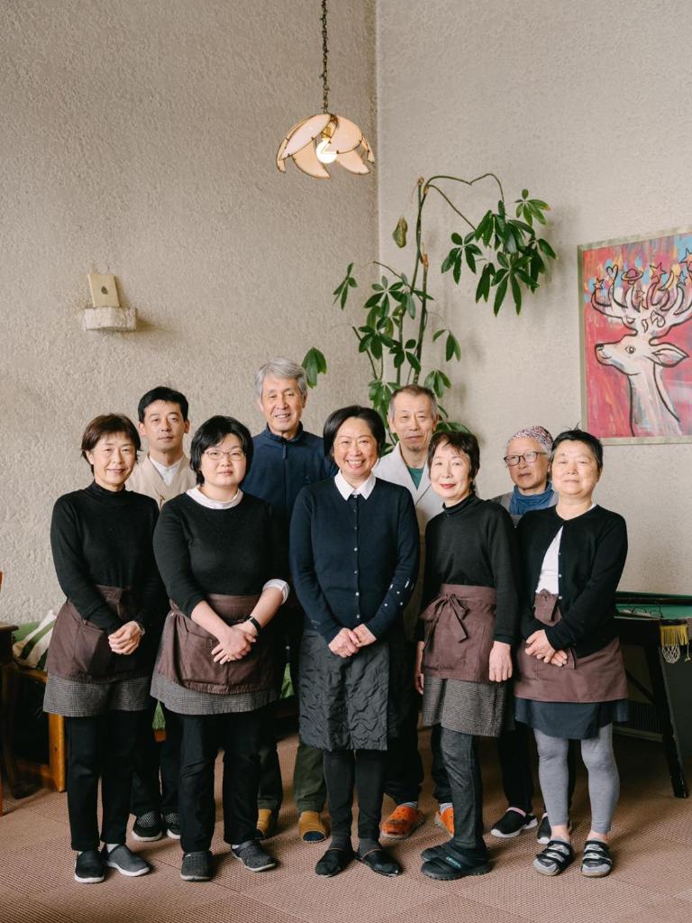 un groupe de personnes posant pour une photo dans l'établissement Kogakuro, à Myōkō 37 autres photos