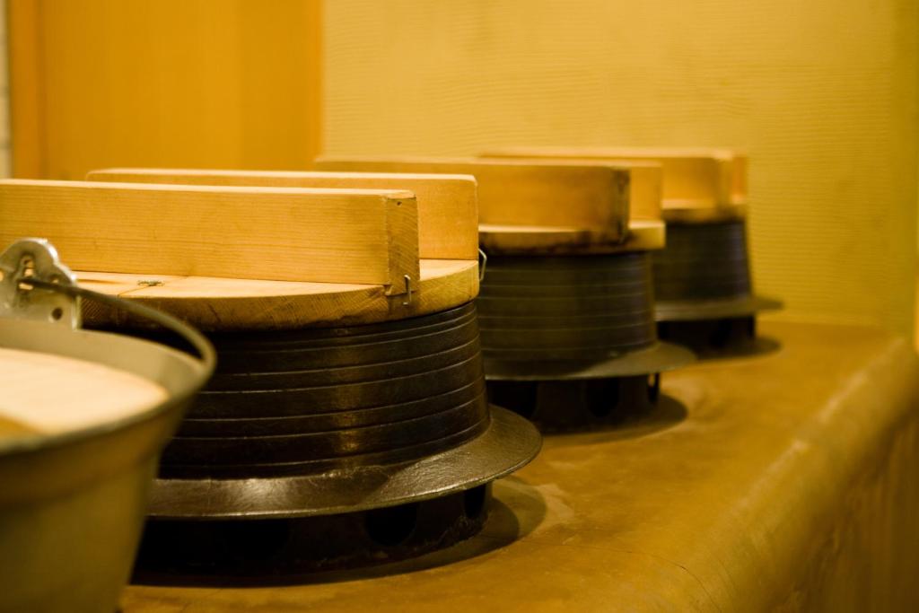une rangée de bancs assis au-dessus d'une machine dans l'établissement Shogawa Onsen Yumetsuzuri, à Tonami