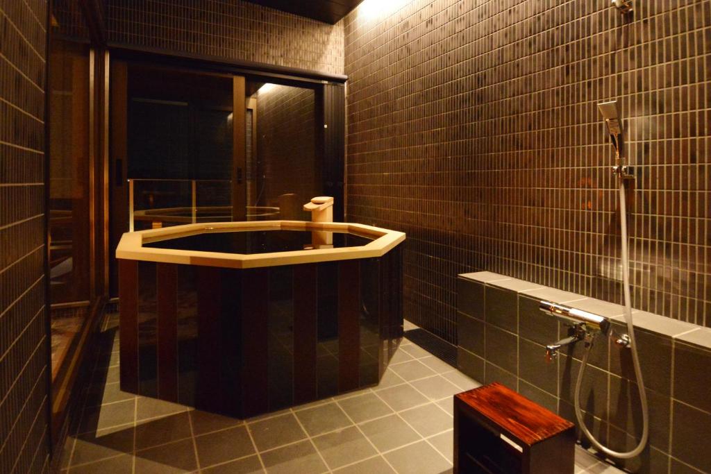 une salle de bain avec douche et baignoire dans l'établissement Toriizaki Club Sushi Auberge, à Kisarazu