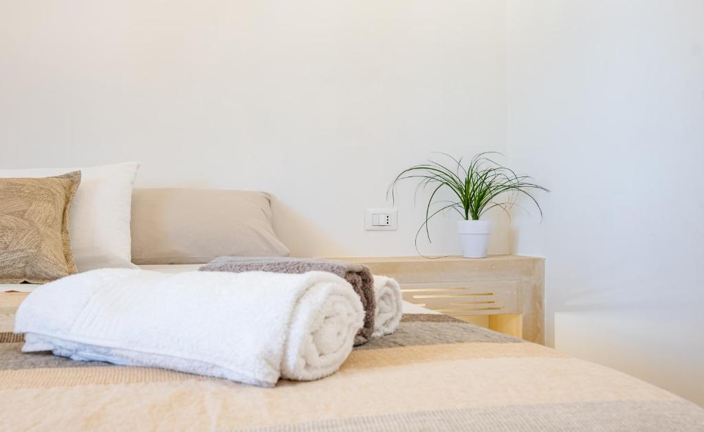 une chambre avec un lit avec des serviettes dessus dans l'établissement Villa Li Tratturi Luxury by HDSalento, à Corsano 29 autres photos