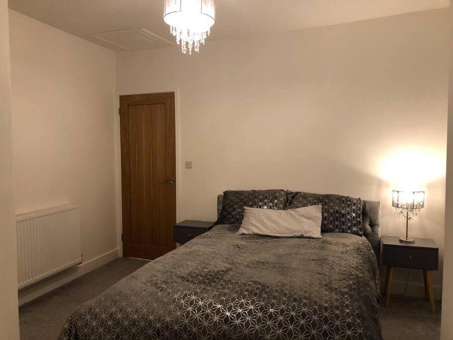 The Villas - Modern Comfort, 15 mins to Silverstone and Milton Keynes - Free parking, Prime, Netflix 6