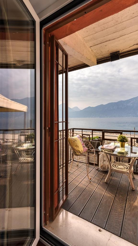 Cette maison dispose d'un balcon avec vue sur l'océan. dans l'établissement La Caletta Hotel Bolognese, à Brenzone 99 autres photos