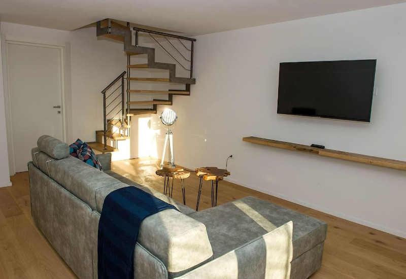 un salon avec un canapé et une télévision à écran plat dans l'établissement Villa Via Bolgherese, à Bibbona