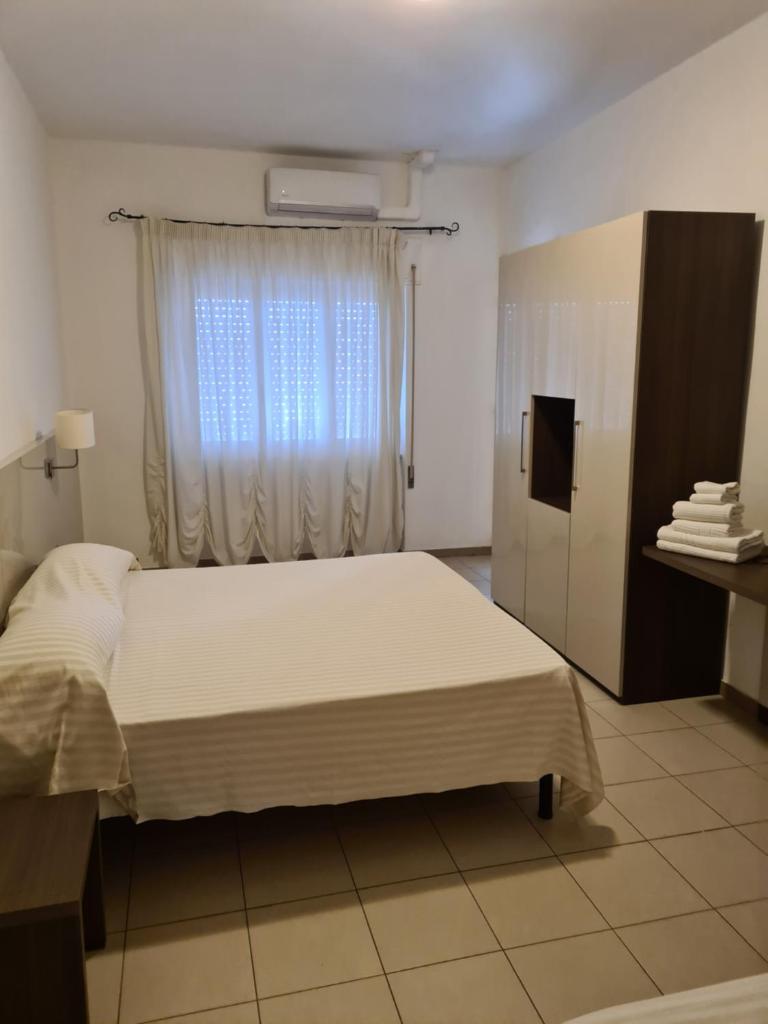 une chambre avec un grand lit et une fenêtre dans l'établissement NEW PARK HOTEL, à Lido di Camaiore