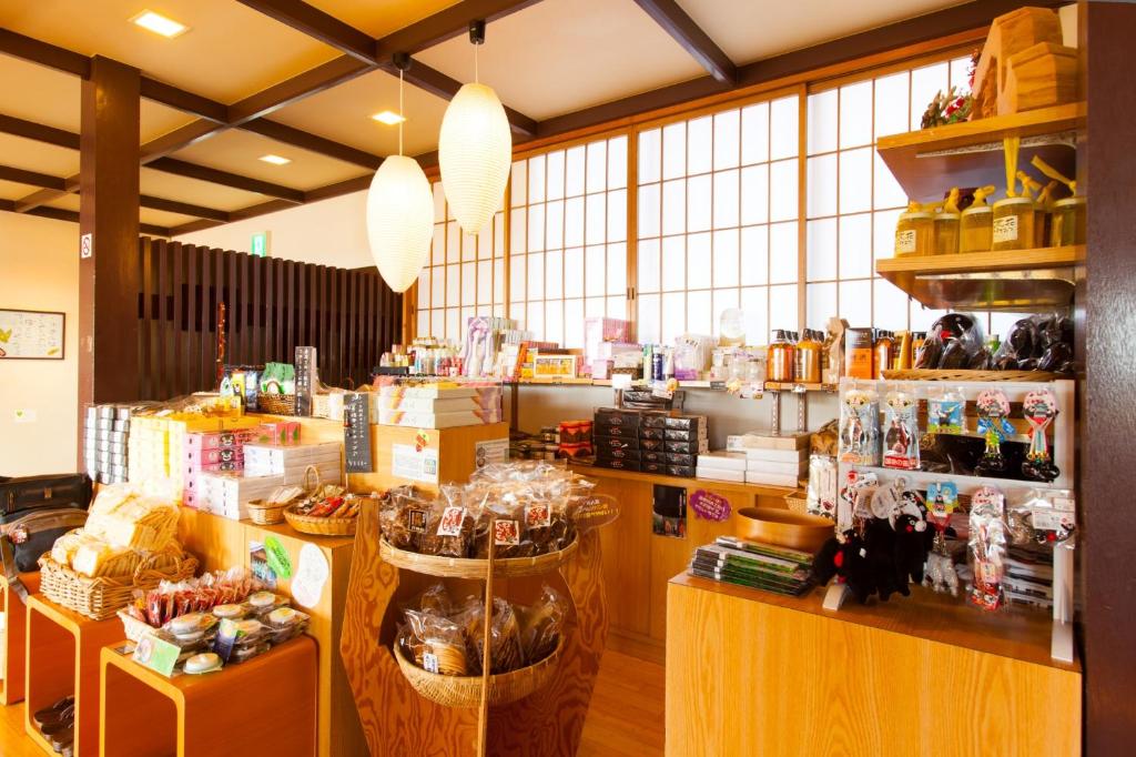 un magasin avec des comptoirs en bois dans une pièce dans l'établissement Satsuki Bessou, à Tamana