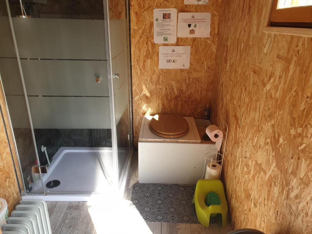une petite salle de bain avec douche et toilettes dans l'établissement Yourtes 6 personnes proche provins et disney, à Bannost
