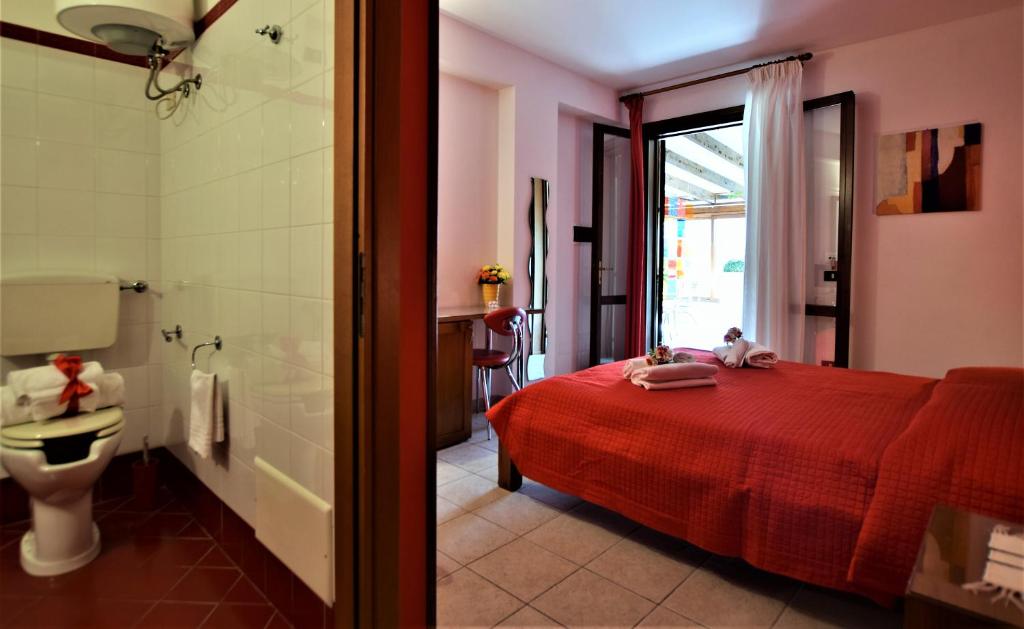 une chambre avec un lit et une salle de bain avec WC dans l'établissement Hotel Iride by Marino Tourist, à San Vito Lo Capo